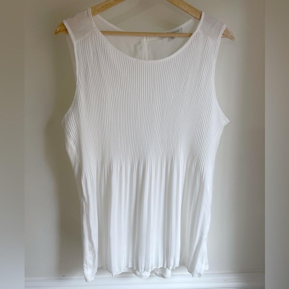 Green Envelope Los Angeles White Pleated Blouse | Sleeveless Round Neck | L